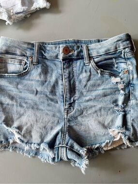 American Eagle Super Stretch Denim Size 6 Distressed frayed Ladies Jean shorts